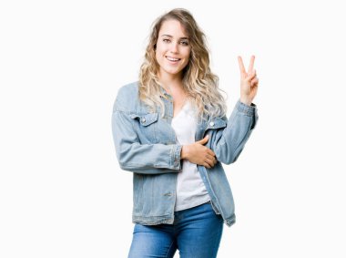 Mutlu yüz zafer işareti yaparken kameraya göz kırpıyor ile gülümseyen izole arka plan üzerinde kot ceket giyen güzel genç sarışın kadın. İki numaralı.