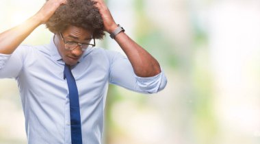 Çünkü çaresiz ve stresli baş ağrısı acı izole arka plan üzerinde gözlük Afro Amerikalı iş adamı ağrı ve migren. Ellerini kafasına.