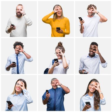 Bir grup insan mutlu yüz el parmaklarının arasından seyir göz üzerinde ok işaretiyle yapıyor gülümseyen izole arka plan üzerinde smartphone kullanarak kolaj