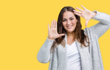 Arka plan avuç içi ve parmaklar, kamera perspektif çerçeve kullanarak yapıyor gülen eller üzerinde kış ceket giyen güzel artı boyutu genç kadın izole