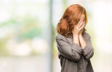 Genç güzel kadın ağlayarak süre elleriyle yüzünü kapsayan üzgün ifade ile izole arka plan yüzünden. Depresyon kavramı.