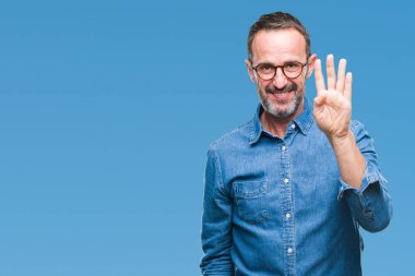 Gösterilen arka plan üzerinde gözlük takan orta yaş ağarmış komuta sizde izole ve parmakları ile işaret kendinden emin ve mutlu gülümseyerek süre dört numara.