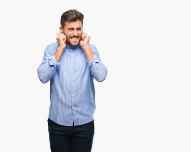 Yüksek sesle müzik gürültü rahatsız ifade parmaklarıyla kulaklarıyla kapsayan izole arka plan üzerinde genç yakışıklı adam. Sağır kavramı.