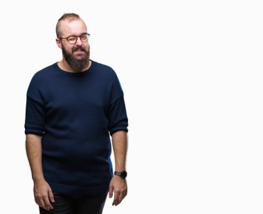 Genç beyaz hipster adam seksi bir ifadeyle, neşeli ve mutlu yüzünü kameraya bakarak göz kırpıyor izole arka plan üzerinde güneş gözlüğü takıyor.