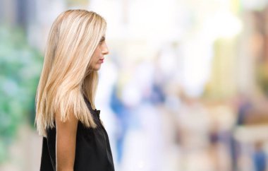 İzole arka tarafına, arayan genç güzel sarışın ve mavi gözlü kadın dinlenmek doğal yüz emin gülümseme ile pozuyla profili.