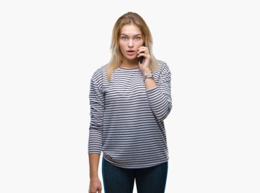 Smartphone ekran izole arka plan üzerinde bir sürpriz yüz, korkuyor ve heyecanlı korku ifadesi ile şok korkmuş gösterilen genç kafkas kadın