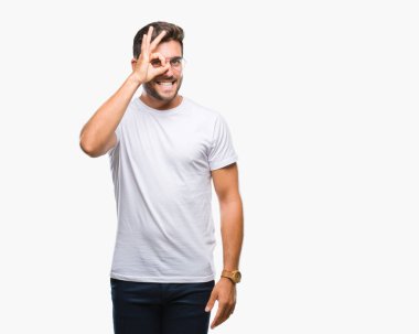 Gülümseyen, parmakları ile mutlu yüz üzerinden seyir göz el ile ok jest yapıyor izole arka plan üzerinde gözlük takan genç yakışıklı adam.