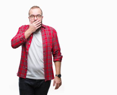 Üzerinde gözlük takan Genç beyaz hipster adam arka plan ağız hata için elleriyle kapsayan şok izole. Gizli kavramı.