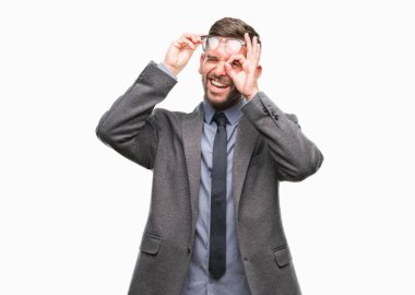 Genç yakışıklı iş adamı gülümseyen, parmakları ile mutlu yüz üzerinden seyir göz el ile ok jest yapıyor izole arka plan üzerinde.