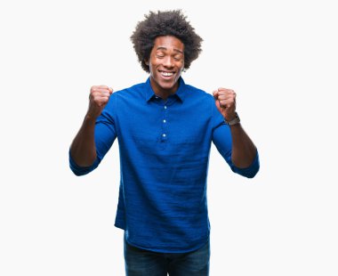 Afro Amerikalı adam izole arka kolları olan başarı için heyecan üzerinde zafer kutluyor gülümseyen kaldırdı. Kazanan kavramı.