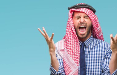 Arka plan deli kutlama keffiyeh üzerinde giyen genç yakışıklı Arap iş adamı izole ve crazy arms ile başarı için kaldırdı ve heyecanlı çığlık gözler kapalı. Kazanan kavramı