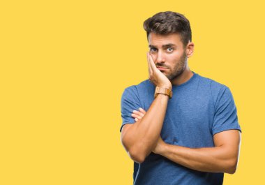 İzole arka plan düşünme seyir üzerinde genç yakışıklı adam yorgun ve sıkılmış çapraz silah depresyon sorunları ile.