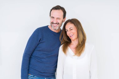 Seksi bir ifadeyle, neşeli ve mutlu yüzünü kameraya bakarak göz kırpıyor izole arka plan üzerinde aşık güzel orta yaş kaç.