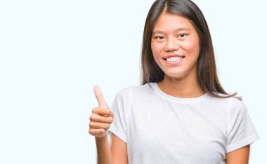 Genç Asyalı kadın hareketi el ile mutlu yaşasın yapıyor izole arka plan üzerinde. Kameraya bakarak başarı gösteren ile ifade onaylama.