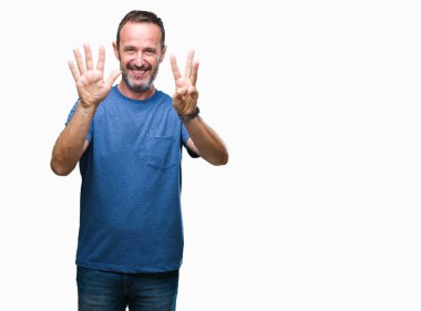 Orta yaş ağarmış komuta sizde gösterilen ve parmakları ile işaret izole arka plan üzerinde kendinden emin ve mutlu gülümseyerek süre sekiz numara.