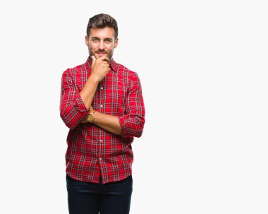 Yakışıklı delikanlı emin çapraz kollar ve çeneme kaldırdı el ile gülümseme ile kameraya bakarak izole arka plan üzerinde. Pozitif düşünce.