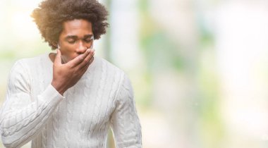 Afro Amerikalı adam izole arka plan üzerinde el ile ağız kapsayan yorgun esneme sıkılmış. Restless ve uyku hali.