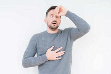 Genç yakışıklı adam giyen sıradan kazak izole arka plan dokunmadan üzerinde hastalık ve ateş, grip ve soğuk, virüs hasta için alın