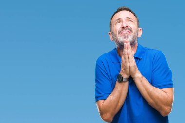 Orta yaş yalvarıyor ve umut ifade yüzünde çok duygusal ve endişe ile birlikte elleriyle dua izole arka plan üzerinde ağarmış komuta sizde. Bağışlanmak. Din kavramı.