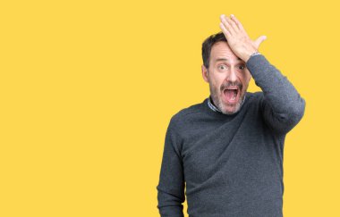 Yakışıklı orta yaş komuta sizde üzerinde izole arka kafasına hata için el ile sürpriz bir kazak giyen hata hatırlıyorum. Unuttum, kötü bellek kavramı.