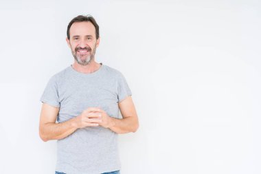 Yakışıklı üst düzey adam arka plan eller birlikte izole ve rahat ve neşeli gülümseyen parmak çarpı işareti. Başarı ve iyimser