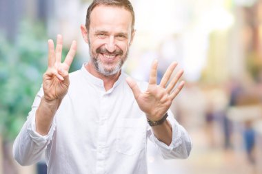 Orta yaş ağarmış komuta sizde gösterilen ve parmakları ile işaret izole arka plan üzerinde kendinden emin ve mutlu gülümseyerek süre sekiz numara.