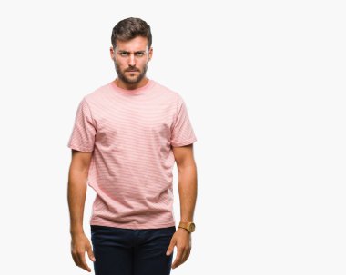 İzole arka plan şüpheci ve sinir, papatyanın üzgün sorun nedeniyle genç yakışıklı adam. Negatif kişi.