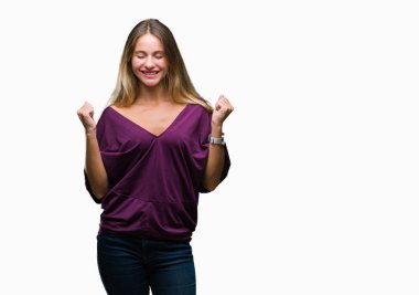 Genç güzel sarışın zarif kadın izole arka kolları olan başarı için heyecan üzerinde zafer kutluyor gülümseyen kaldırdı. Kazanan kavramı.