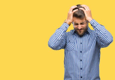 Yakışıklı delikanlı çünkü umutsuz ve stresli baş ağrısı acı izole arka plan üzerinde ağrı ve migren. Ellerini kafasına.