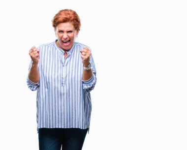 Atrractive üst düzey beyaz Kızıl saçlı kadın izole arka kolları olan başarı için heyecan üzerinde zafer kutluyor gülümseyen kaldırdı. Kazanan kavramı.