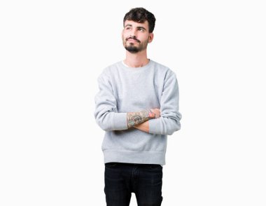 Yakışıklı delikanlı görünümlü yan ve dik dik bakma uzağa düşünce gülümseyen izole arka plan üzerinde Sweatshirt giyiyor.