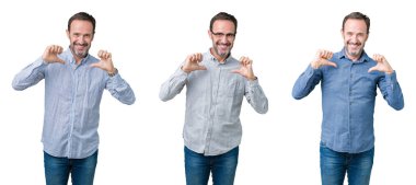 Yakışıklı üst düzey iş adamı yüzünde gülümseme ile kendinden emin görünüyorsun, kendini gururlu ve mutlu parmakları ile işaret beyaz izole arka plan üzerine kolaj.