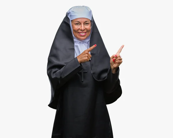 Старшая Христианская Католическая Монахиня Среднего Возраста Изолированном Фоне Улыбается Смотрит — стоковое фото