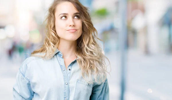 Mooie Jonge Blonde Vrouw Geïsoleerde Achtergrond Glimlachend Uitziende Kant Staren — Stockfoto