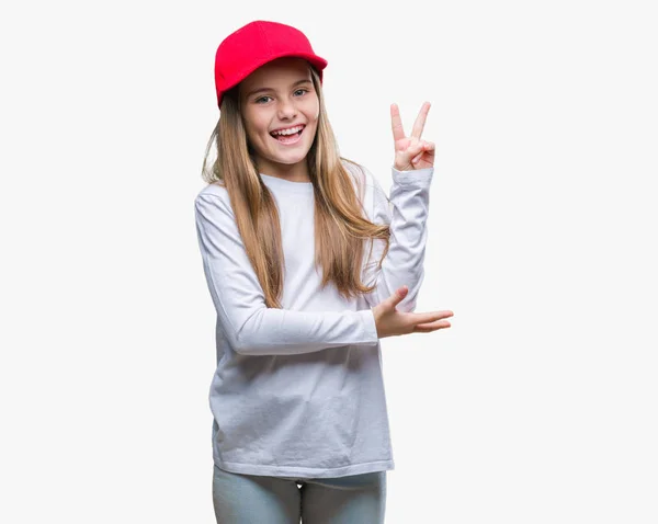 Joven Chica Hermosa Con Gorra Roja Fondo Aislado Sonriendo Con —  Fotos de Stock