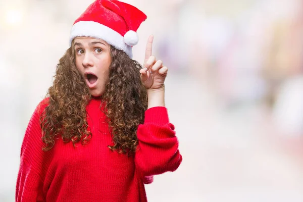 Menina Morena Jovem Usando Chapéu Natal Sobre Fundo Isolado Apontando — Fotografia de Stock