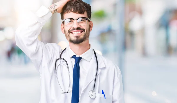 Junger Arzt Mann Trägt Krankenhausmantel Über Isoliertem Hintergrund Lächelt Zuversichtlich — Stockfoto