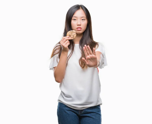 Joven Mujer Asiática Comiendo Galletas Chocolate Sobre Fondo Aislado Con —  Fotos de Stock