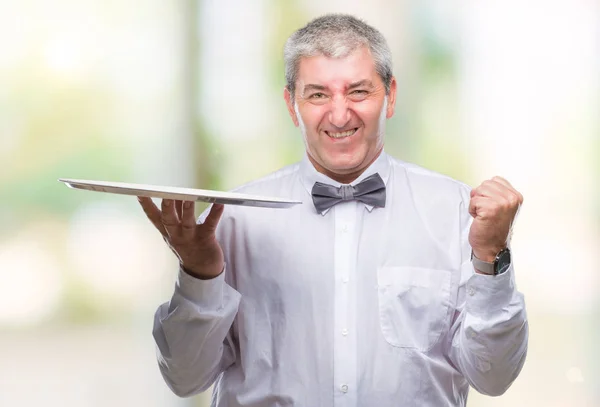 Bell Uomo Anziano Cameriere Tenendo Vassoio Argento Sfondo Isolato Urlando — Foto Stock
