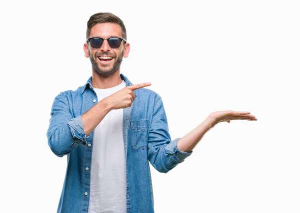 Joven Hombre Guapo Con Gafas Sol Sobre Fondo Aislado Sorprendido — Foto de Stock