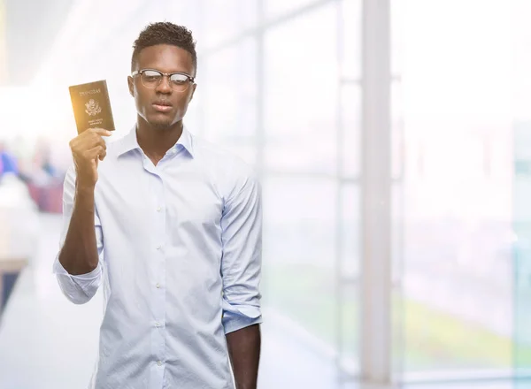 Młody Człowiek African American Paszportem Stany Zjednoczone Pewność Ekspresji Twarzy — Zdjęcie stockowe