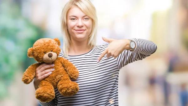 Joven Hermosa Mujer Rubia Sosteniendo Peluche Oso Peluche Sobre Fondo —  Fotos de Stock