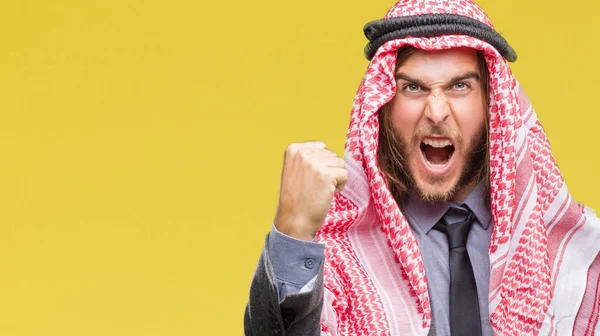 クーフィーヤを着て長い髪を持つハンサムなアラビア若者は怒っている背景を分離し イライラして怒りで叫びながら猛烈な拳の狂牛病発生します 怒りと攻撃的な概念 — ストック写真