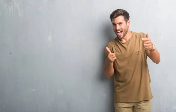 Guapo Joven Sobre Gris Pared Grunge Señalando Los Dedos Cámara —  Fotos de Stock