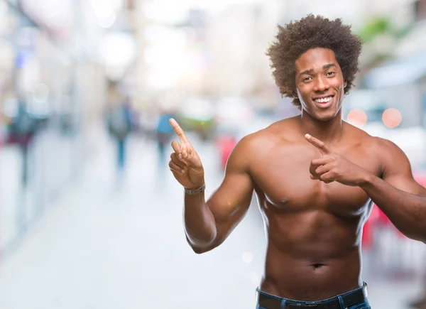 Afro American Man Shirtless Pokazuje Nagie Ciało Białym Tle Uśmiechając — Zdjęcie stockowe