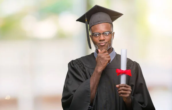 若いに関する質問は 非常に混乱して考え分離背景深刻な顔を考えての上のアフリカ系アメリカ人保有学位の卒業 — ストック写真