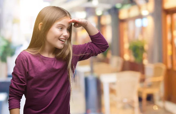 Joven Chica Hermosa Sobre Fondo Aislado Muy Feliz Sonriente Mirando — Foto de Stock