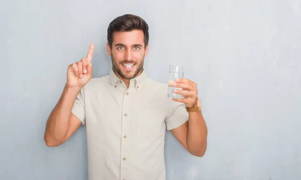 Schöner Junger Mann Über Grauer Grunge Wand Der Ein Glas — Stockfoto