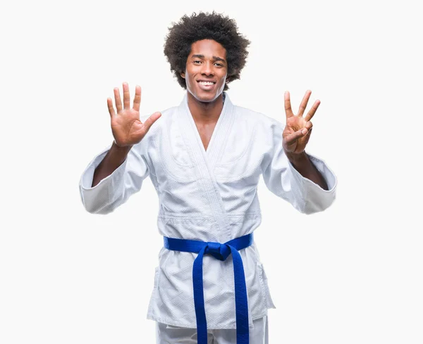 Hombre Afroamericano Usando Kimono Karate Sobre Fondo Aislado Mostrando Apuntando —  Fotos de Stock