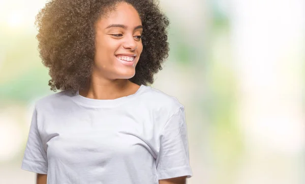 Młody Afro American Kobieta Białym Tle Patrząc Strony Uśmiechem Twarzy — Zdjęcie stockowe